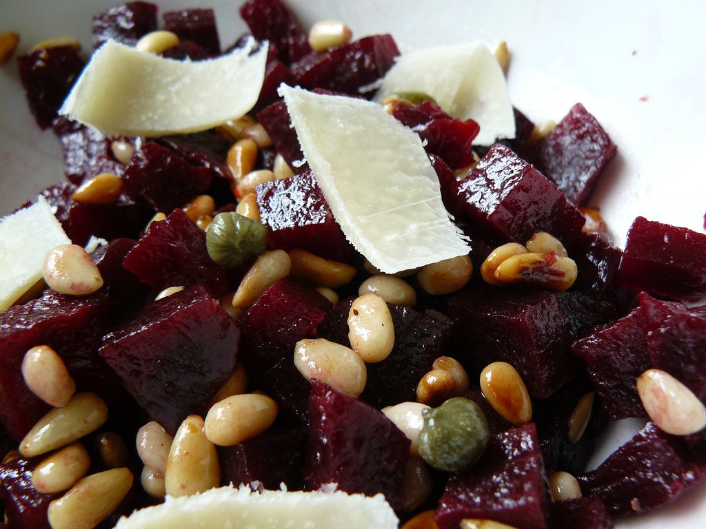 Salade de betterave rouge aux pignons et parmesan